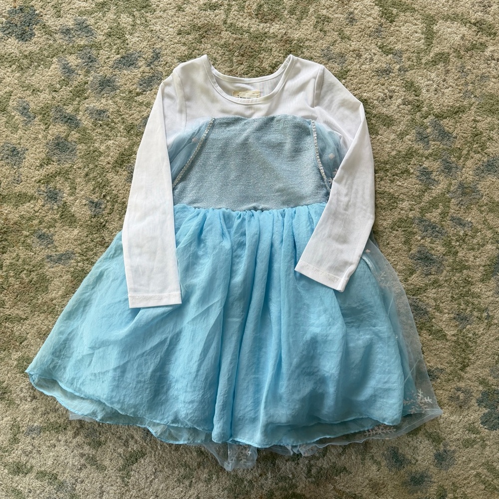 Taylor Joelle Elsa dress featuring long sleeves and a cape. Size 6